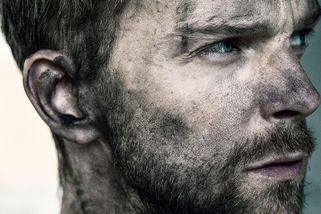 Když myšlenka na rodinu zachrání vojákovi život, ale rodina už doma nečeká - Médium.cz